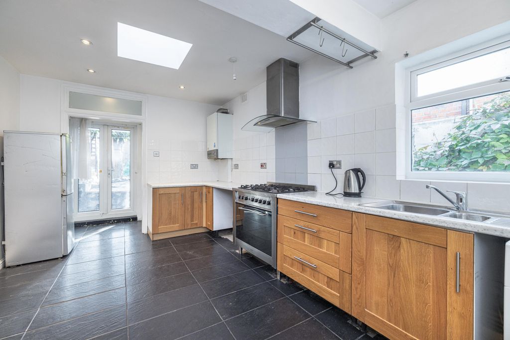 Property photo 1 of 14 Delightful Three-Bedroom Freehold Maisonette With Private Garden