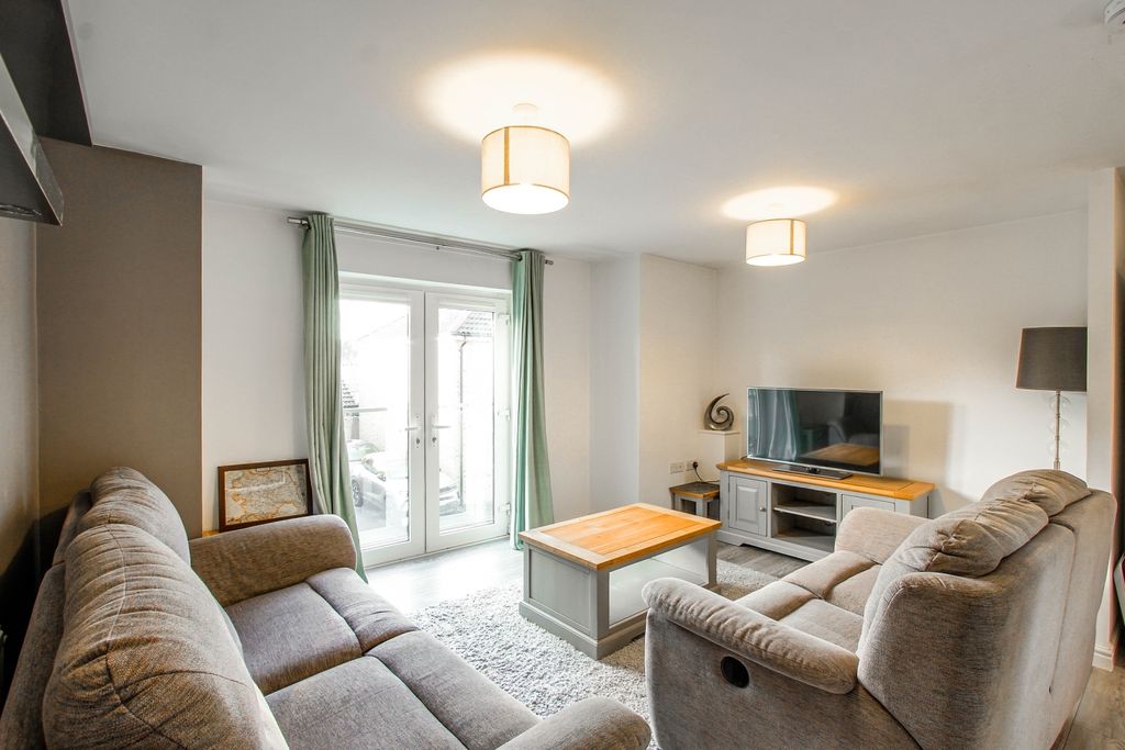 Property photo 2 of 11 Living Room