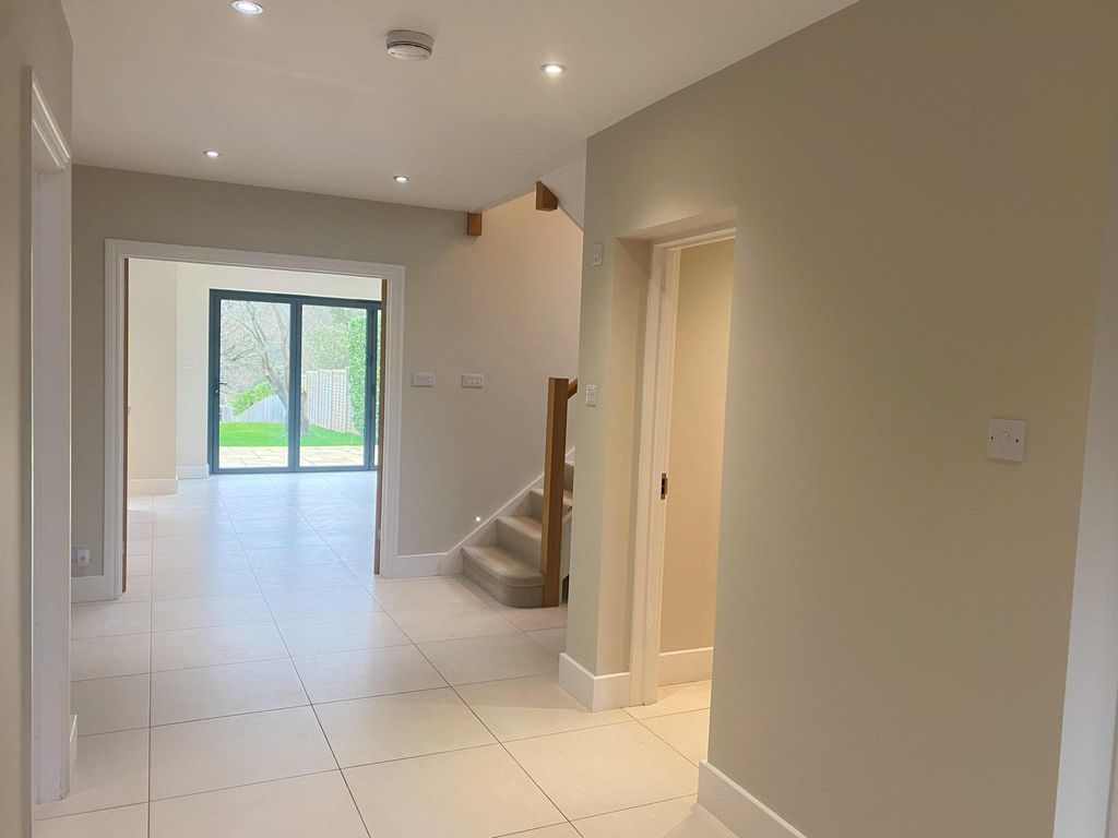 Property photo 3 of 28 Entrance Hall
