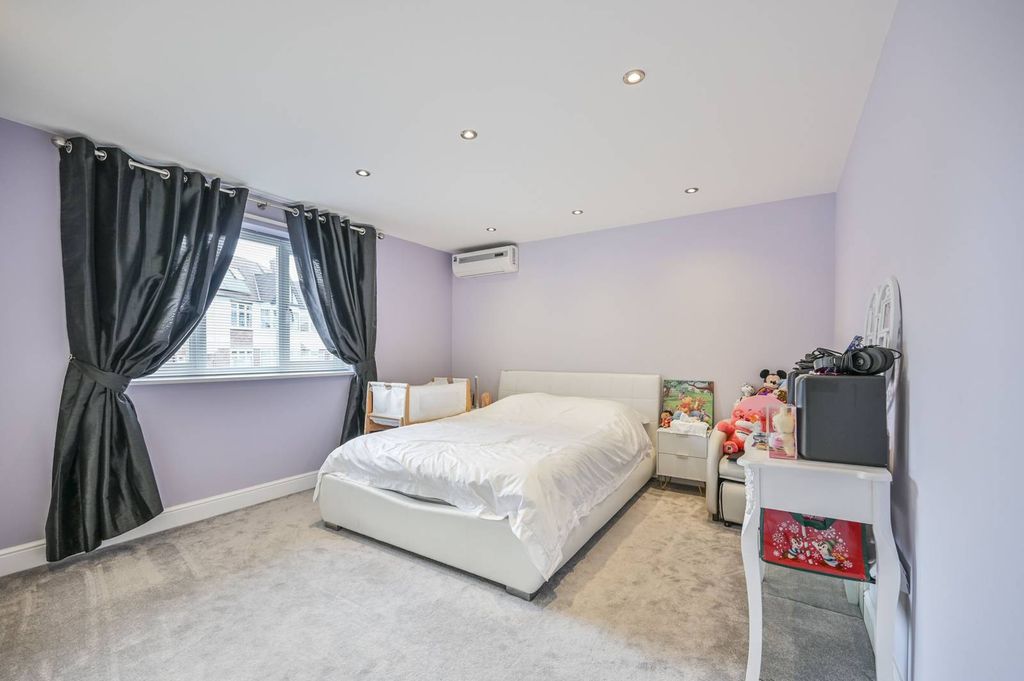 Property photo 2 of 8