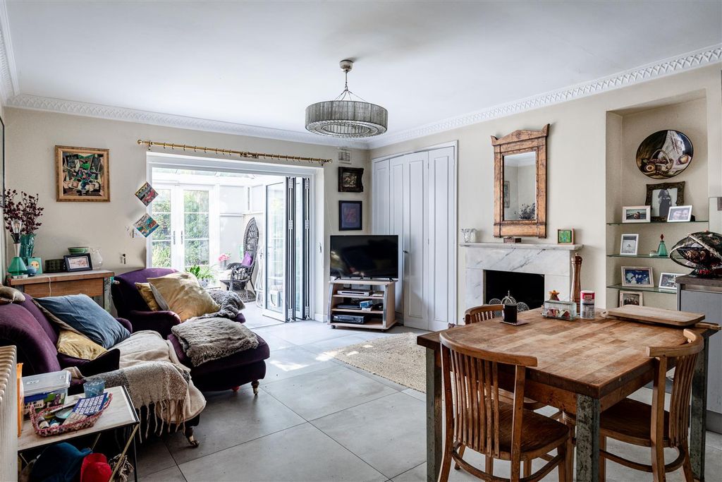 Property photo 2 of 9 Elsham Road-4.Jpg