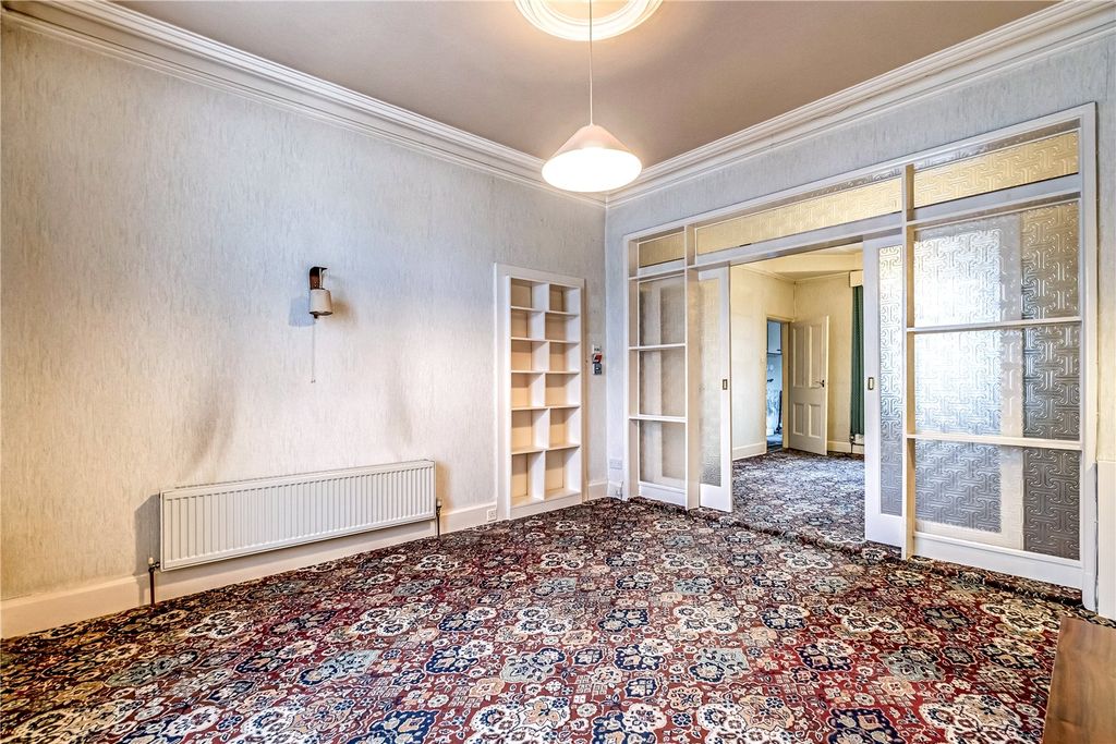 Property photo 3 of 17 Lounge