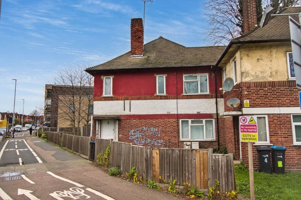 Property photo 1 of 10 2 Pymmes Close, Enfield, London N13 4Nj