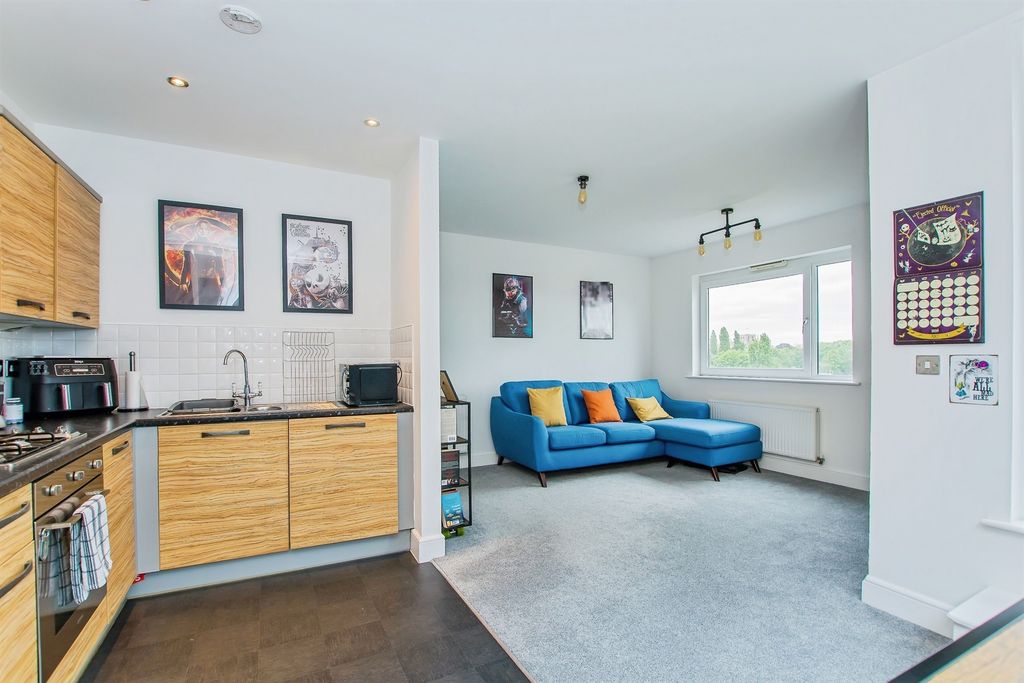 Property photo 2 of 17