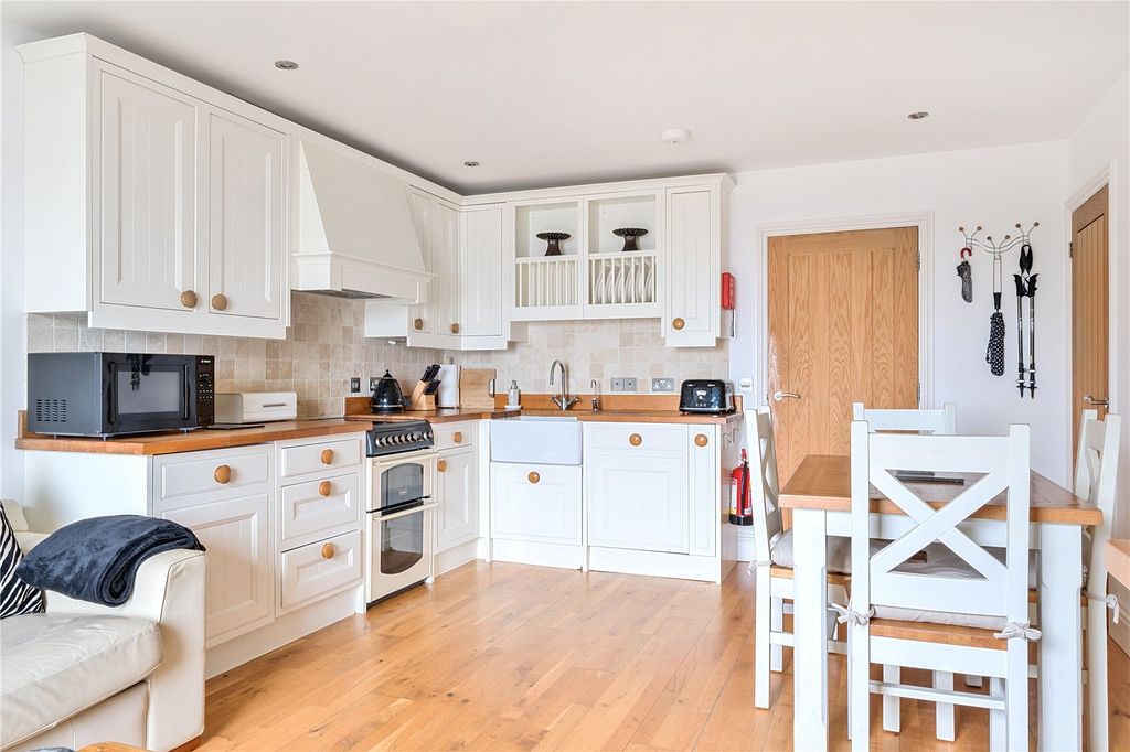 Property photo 3 of 16 Dining/Kitchen