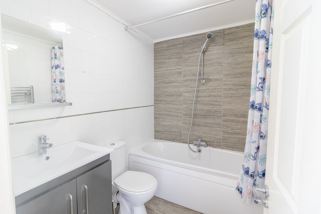 Property photo 3 of 24 Bathroom