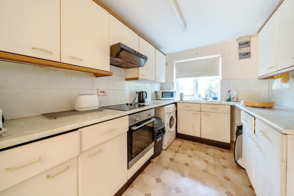 Property photo 3 of 10 Kitchen