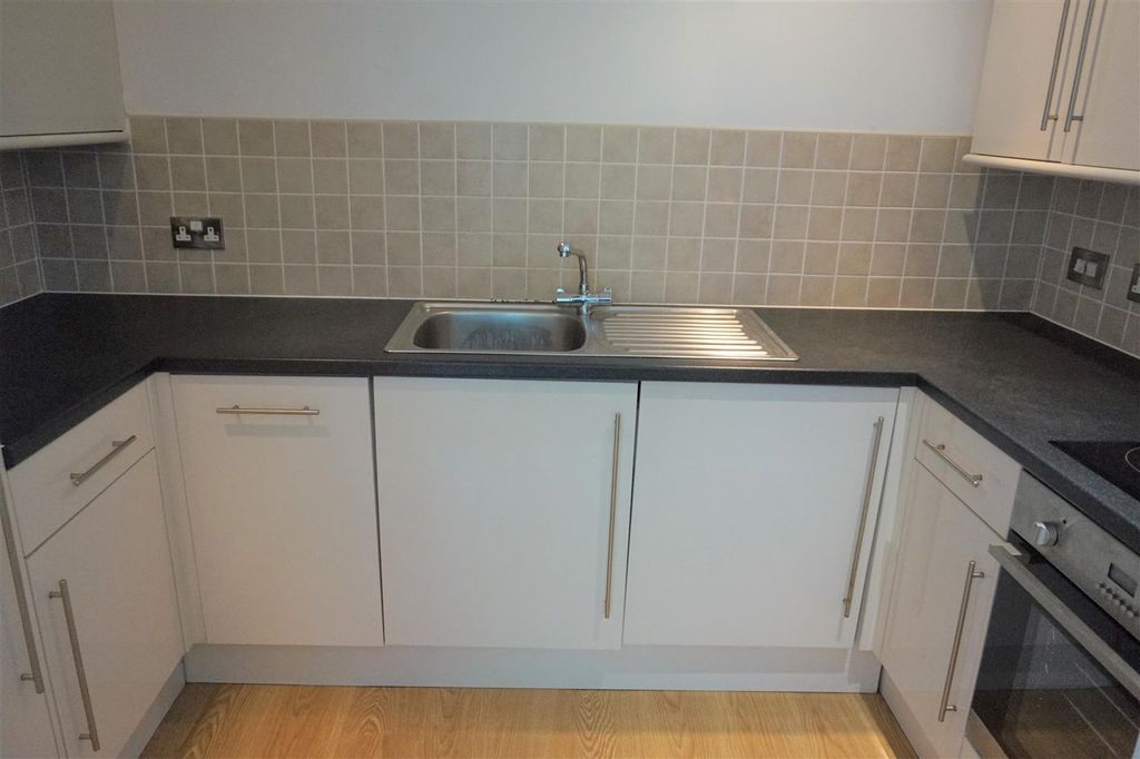 Property photo 3 of 6 Kitchen