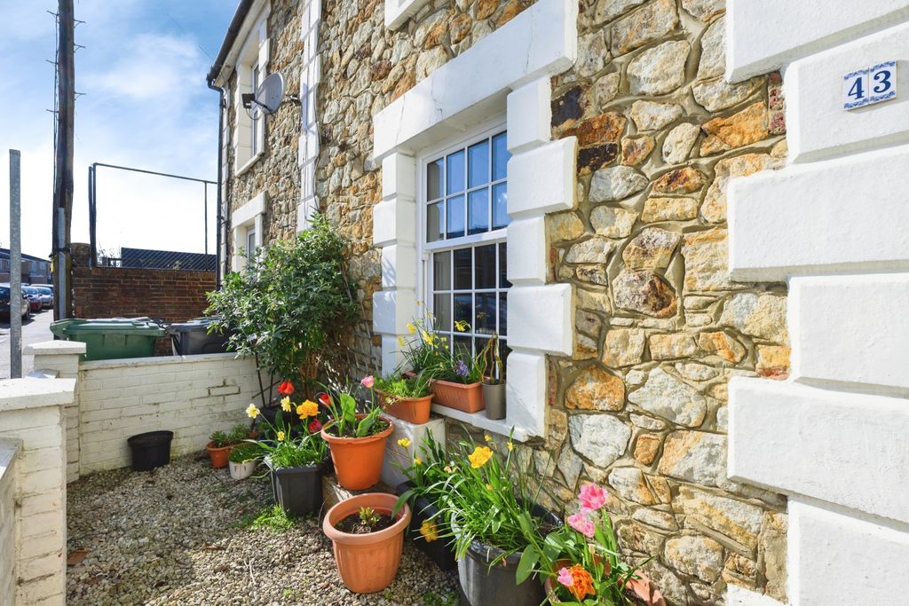 Property photo 1 of 17 Beautiful Reigate Stone