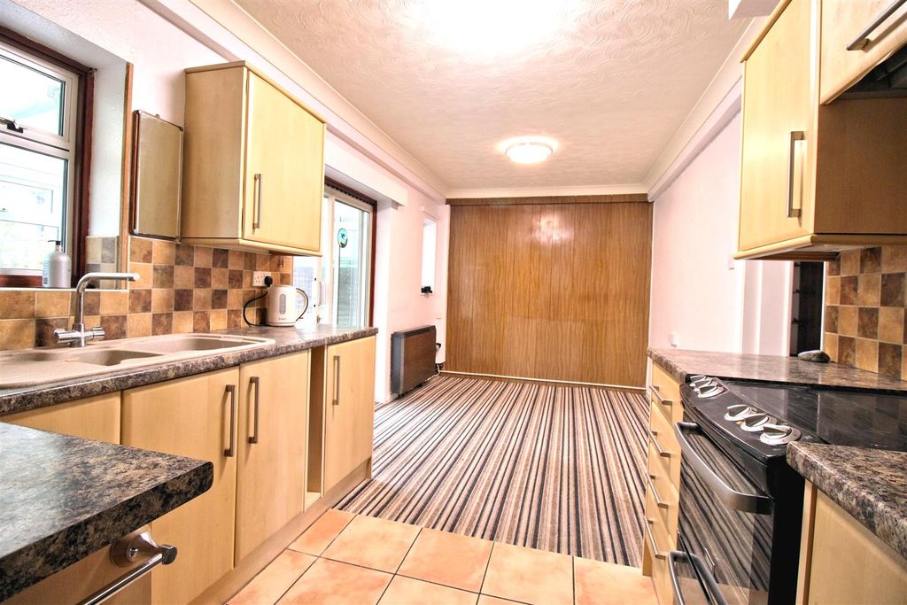 Property photo 3 of 17 Kitchen