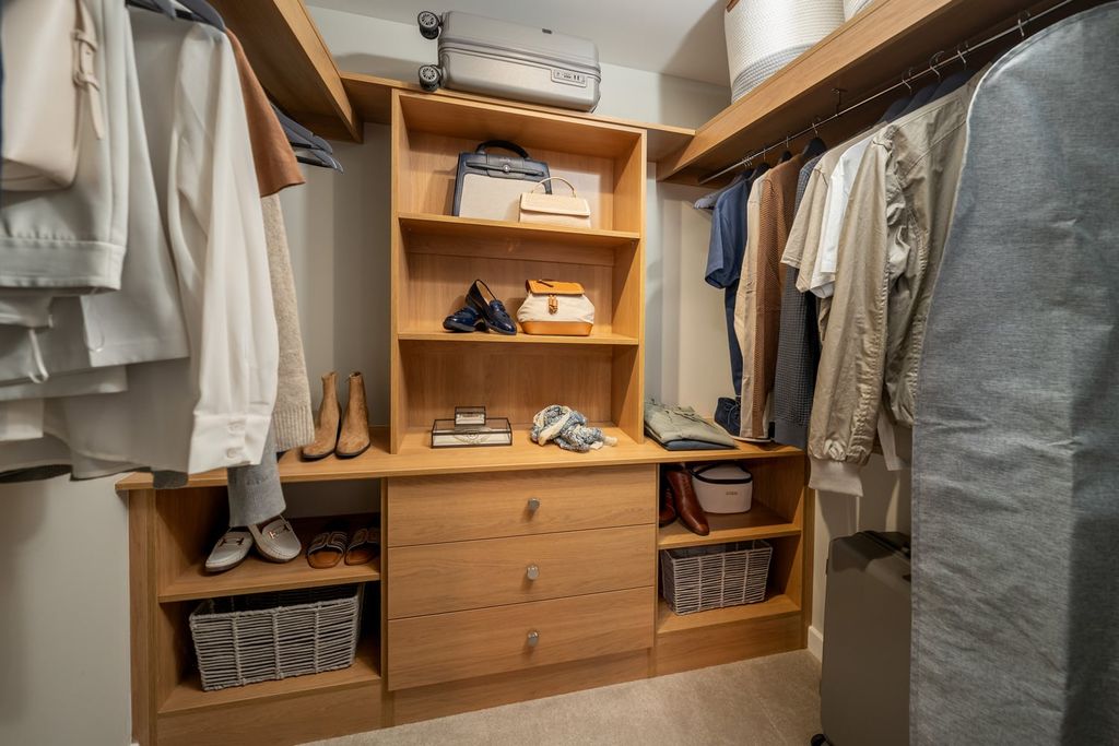 Property photo 3 of 16 Walk-In-Wardrobe