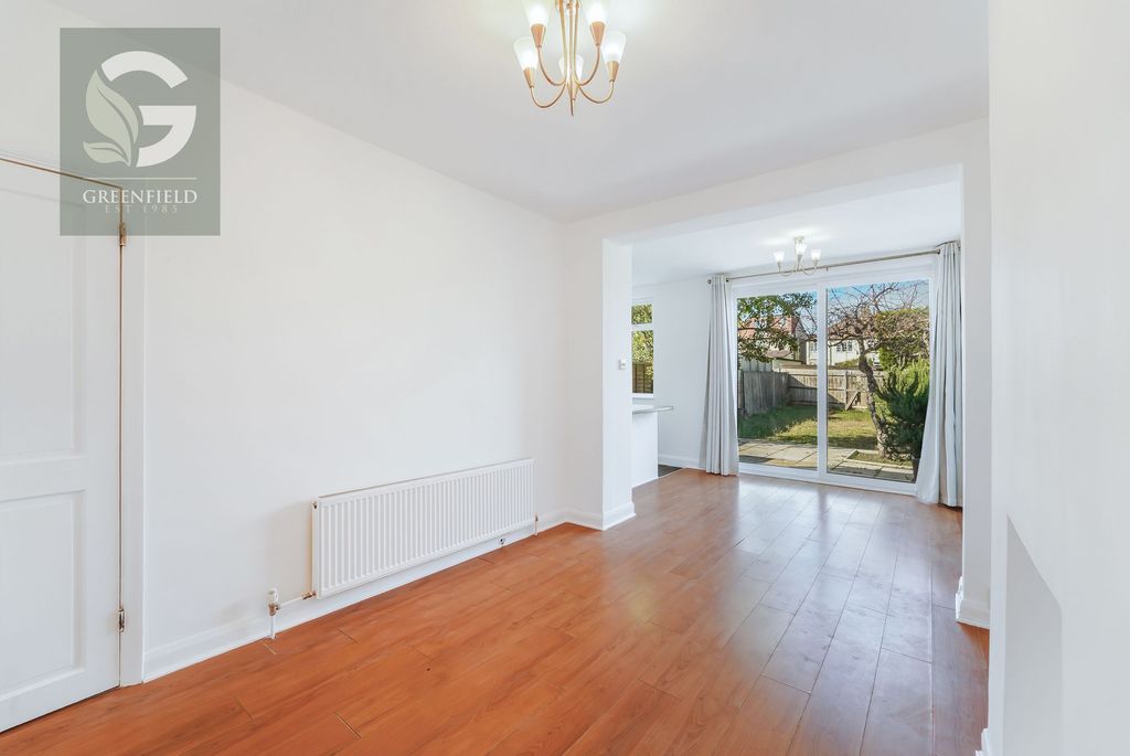 Property photo 2 of 16 Ardrossan Gardens, Worcester Park, Surrey, Kt4 7Ay