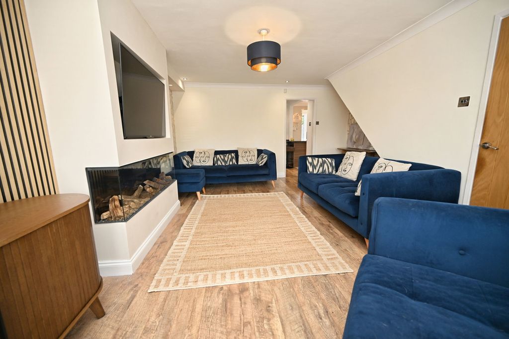 Property photo 3 of 27