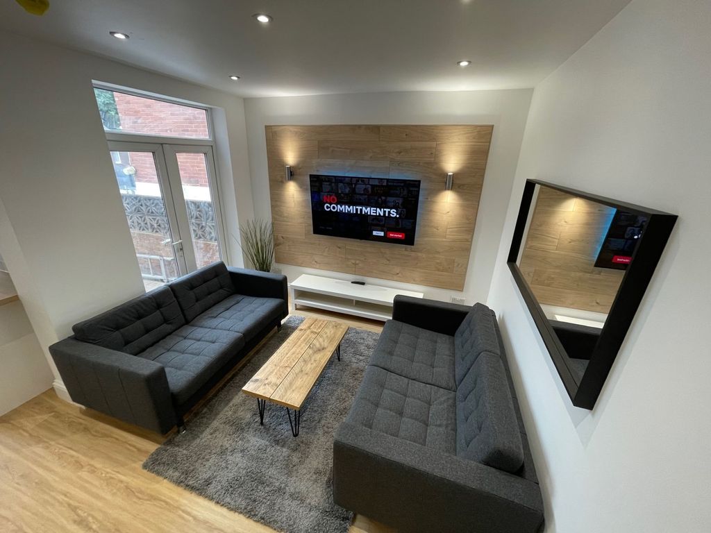 Property photo 2 of 11 Lounge