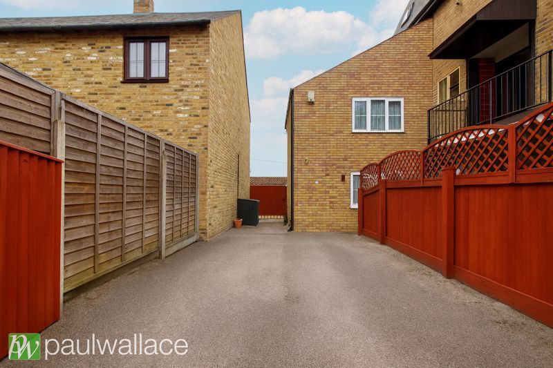 Property photo 1 of 8 Parking / Garden