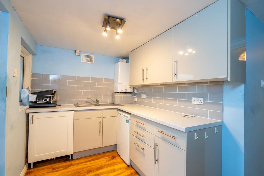 Property photo 3 of 9 Kitchen.Jpg