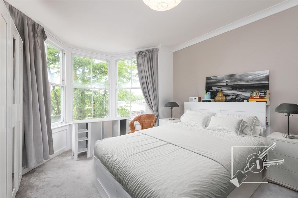 Property photo 2 of 10 Bedroom