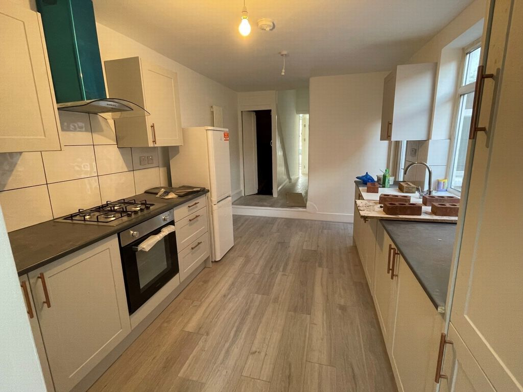 Property photo 1 of 5 Flat To Rent Beauchamp Road, Forest Gate E7