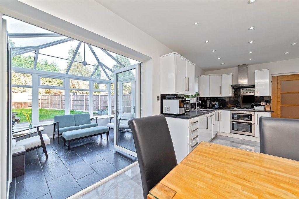 Property photo 3 of 18 10Birchwoodway-19.Jpg