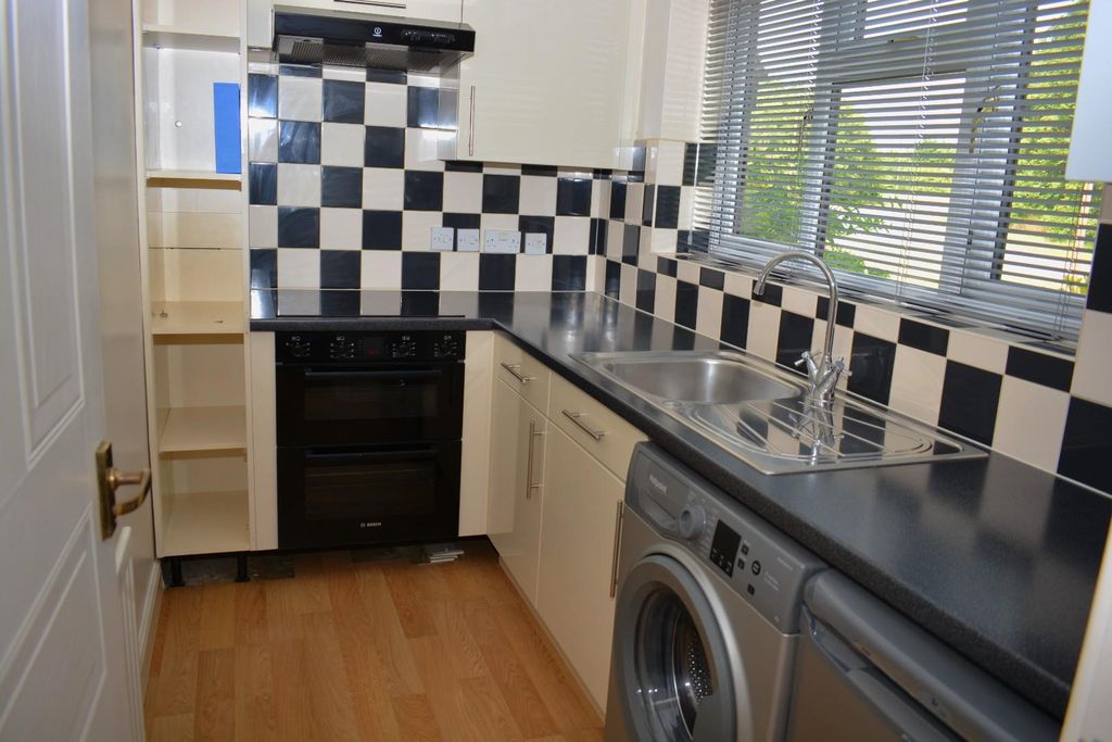 Property photo 3 of 8 Kitchen