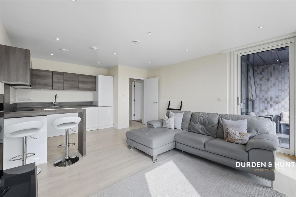 Property photo 2 of 9 Cleveland Park Avenue