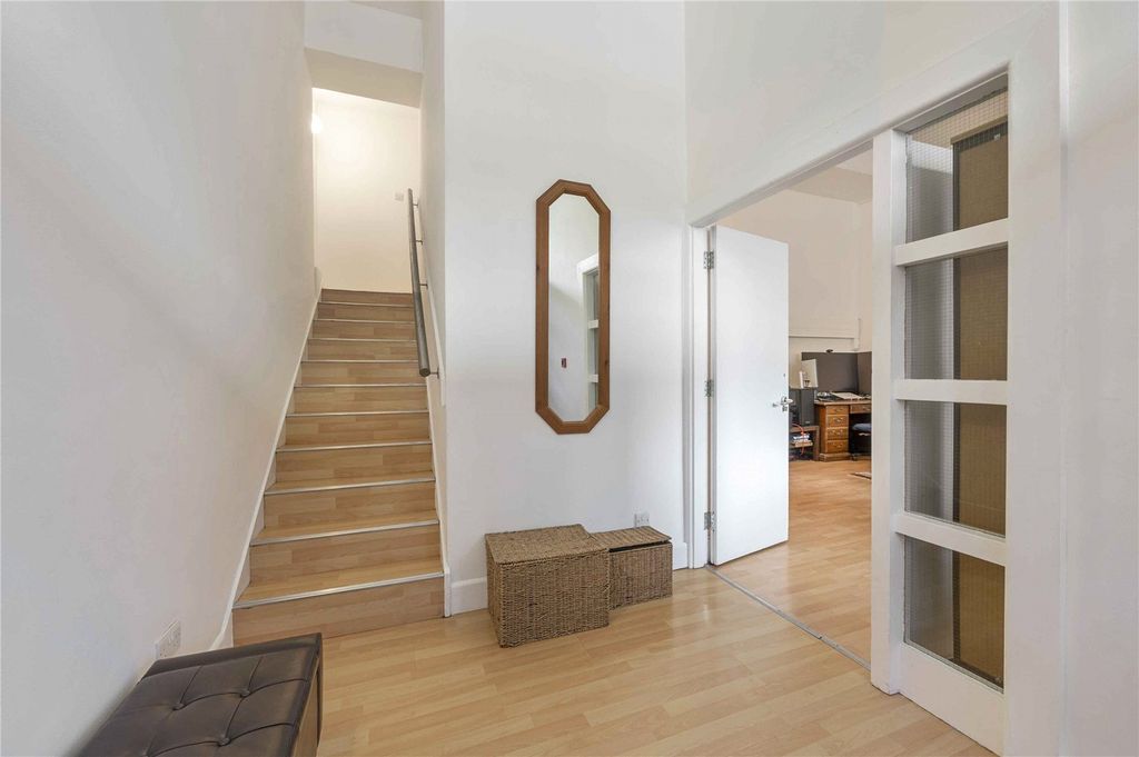 Property photo 2 of 11 Entrance Hall