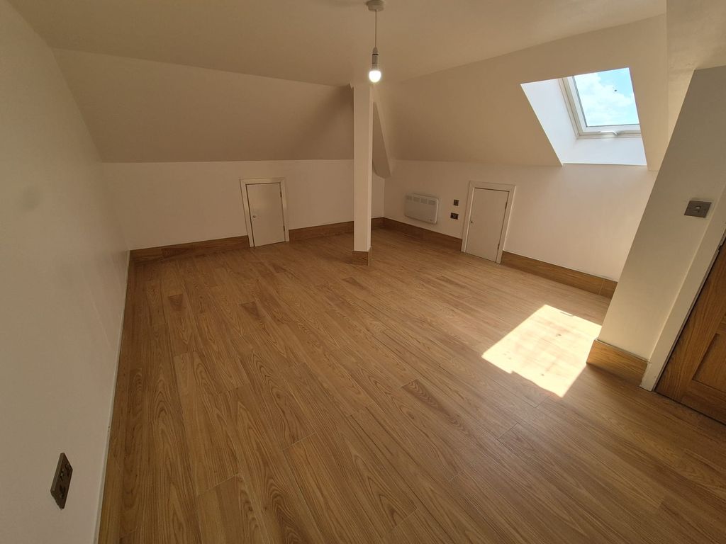 Property photo 3 of 8 Bedrooom