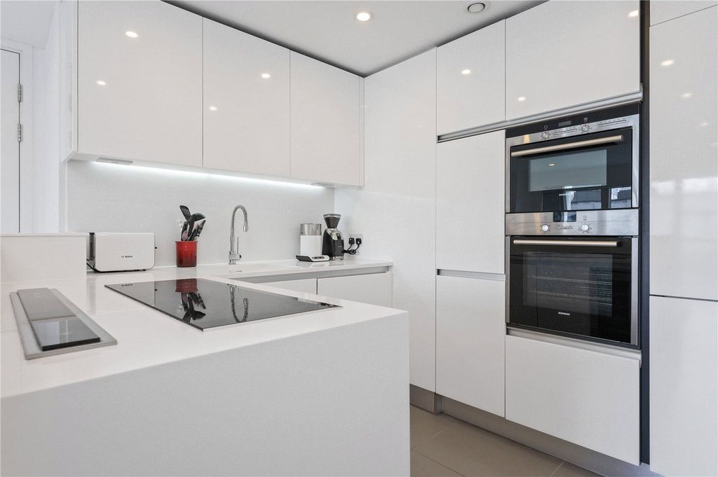 Property photo 3 of 12 Kitchen