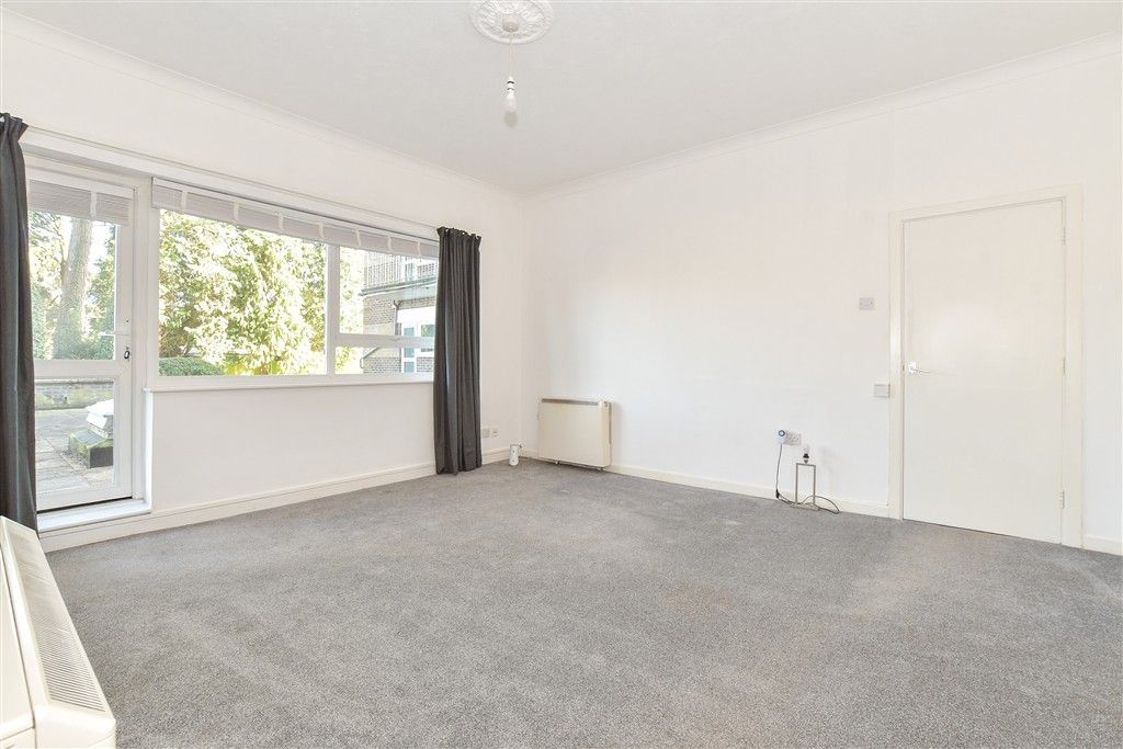 Property photo 1 of 13 Lounge