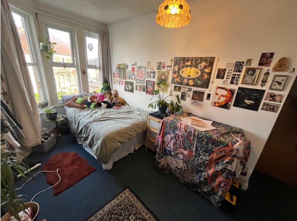 Property photo 1 of 12 A Cozy Double Bedroom Filled With Character, Natur...