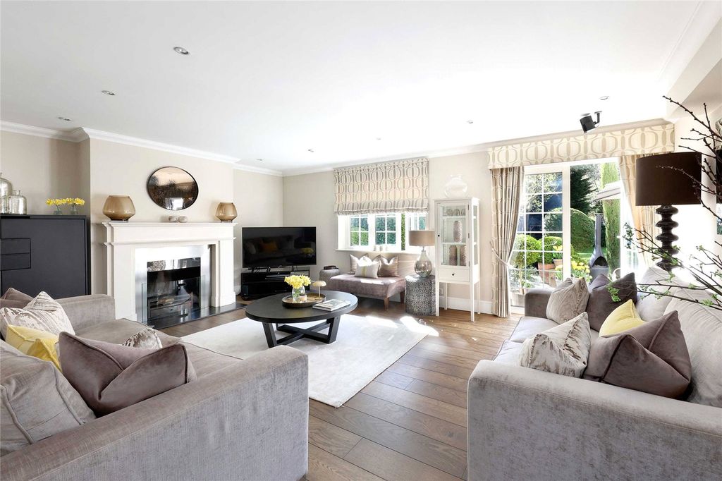 Property photo 3 of 18 Sitting Room