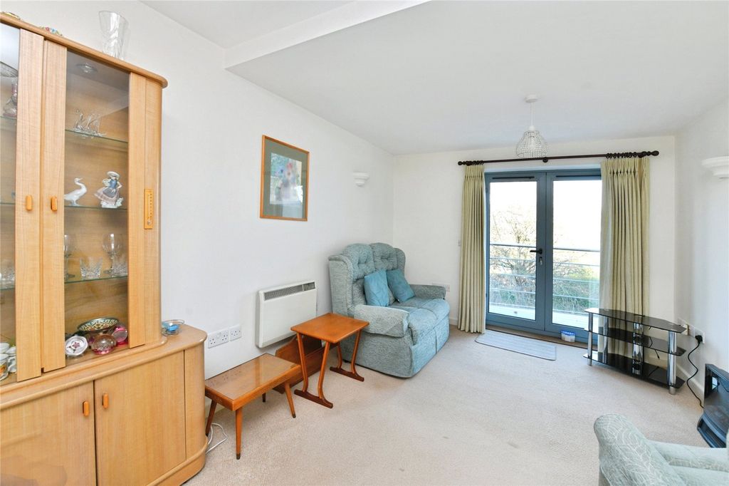 Property photo 3 of 9 Lounge