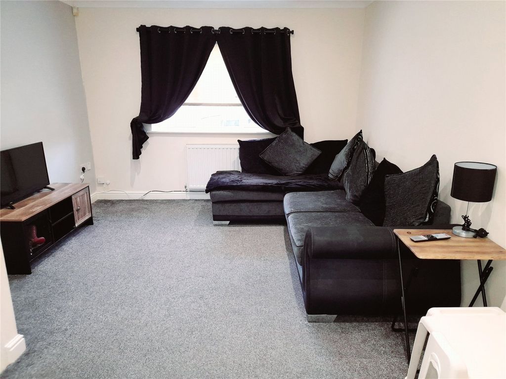 Property photo 3 of 8 Lounge