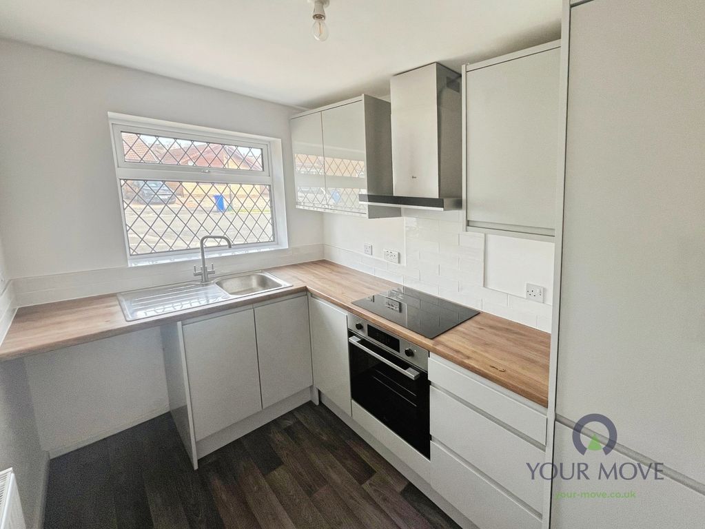 Property photo 3 of 10 Kitchen