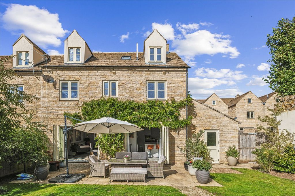Property photo 2 of 18 6 Aubrey Mews