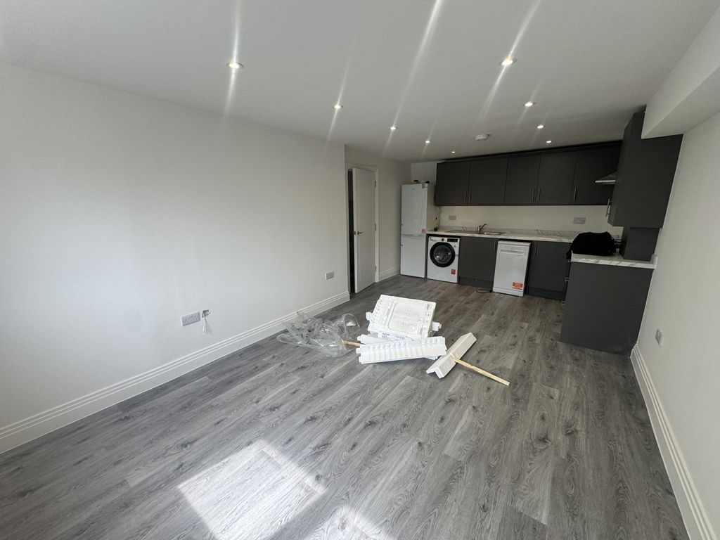 Property photo 1 of 4 Flat To Rent Barge Drive