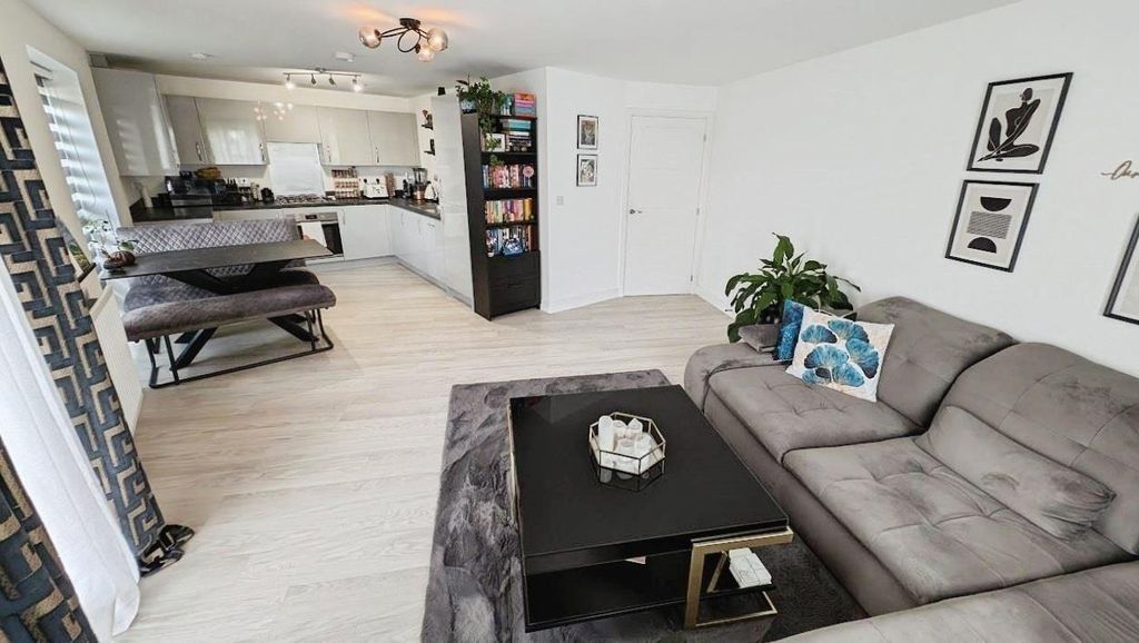 Property photo 2 of 14 53 Oxleigh Lounge F.Jpg