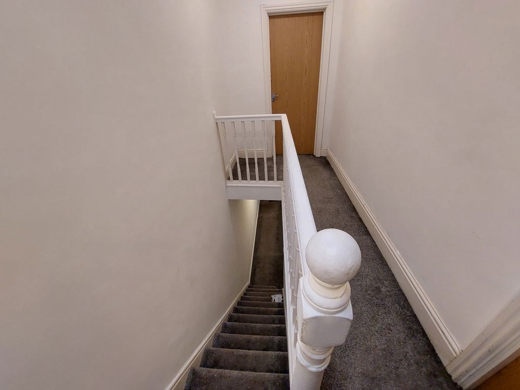 Property photo 3 of 8 Hallway / Landing