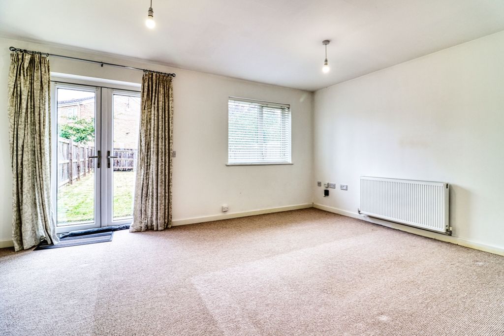 Property photo 3 of 17 Lounge