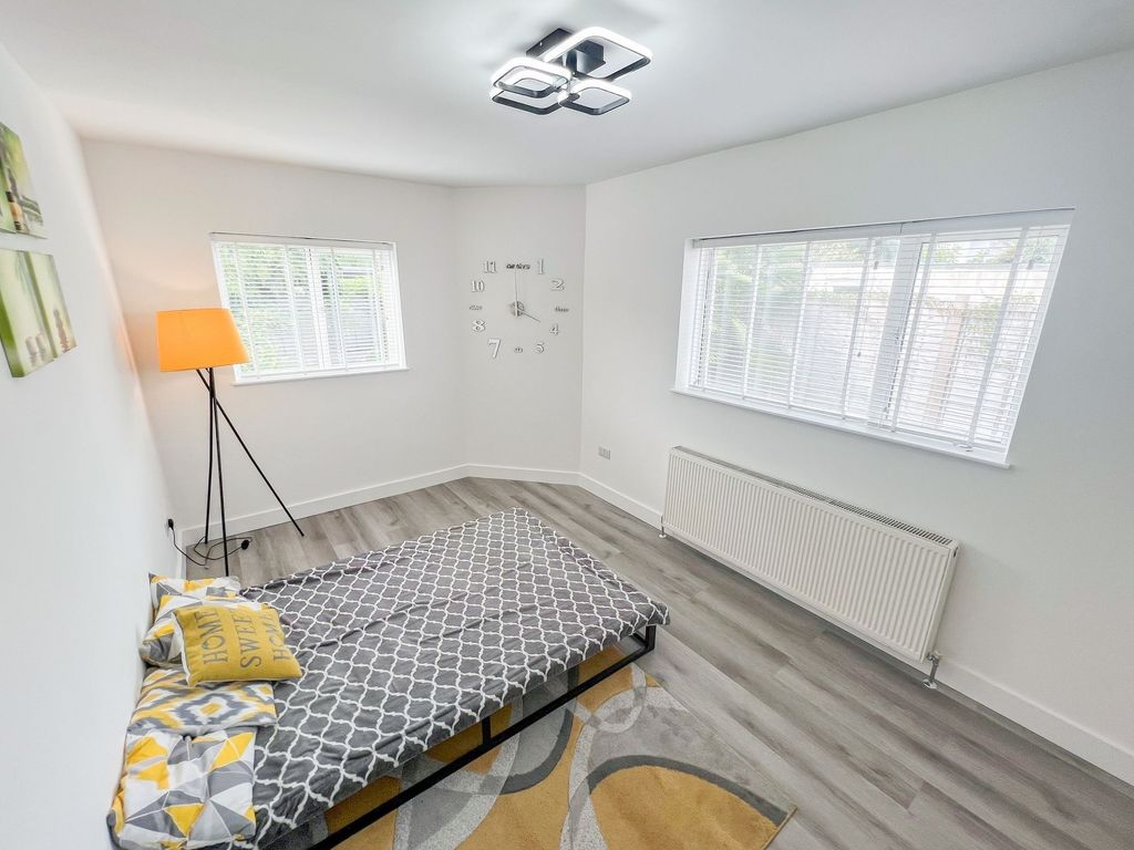 Property photo 3 of 5 Bright And Clean Single Bedroom Featuring Contempo...