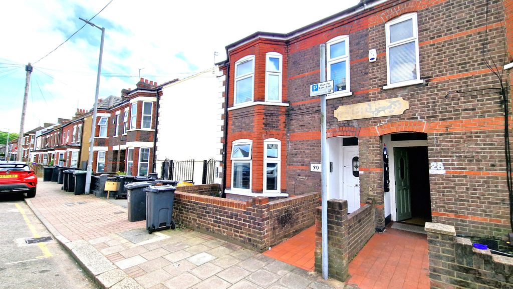 Property photo 1 of 7 Two Bedroom First Floor Flat Available For Sale Located On Clarendon Road In Luton