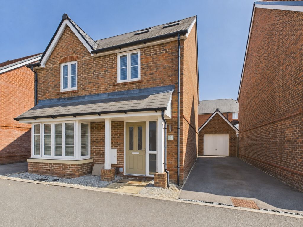 Property photo 1 of 33 Ewemove Estate Agents Basingstoke - White Clover D