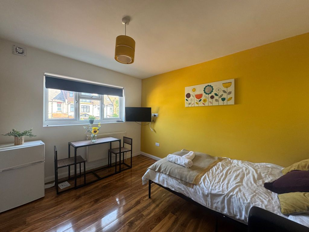 Property photo 3 of 8 Room - Fernbank Avenue (3)