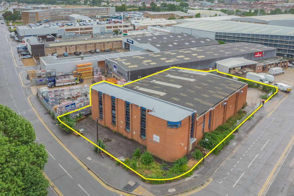 Property photo 1 of 11 Arthur House, Petersfield Avenue, Slough, Berkshire, Sl2 5Du