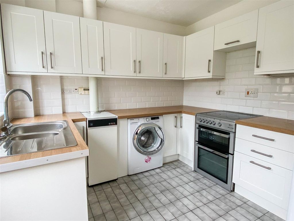 Property photo 2 of 12 Kitchen
