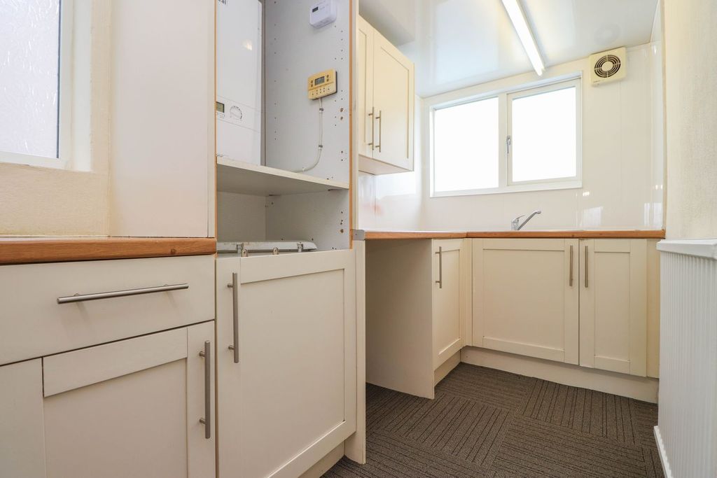 Property photo 3 of 17 Kitchen