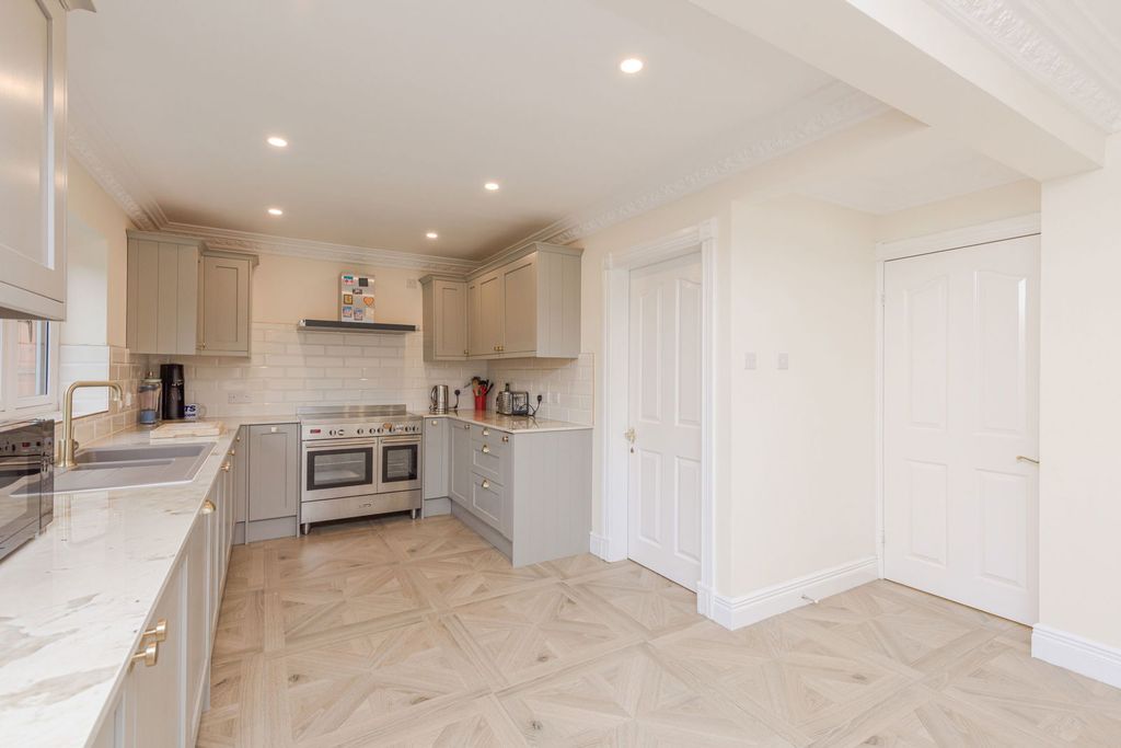 Property photo 3 of 41