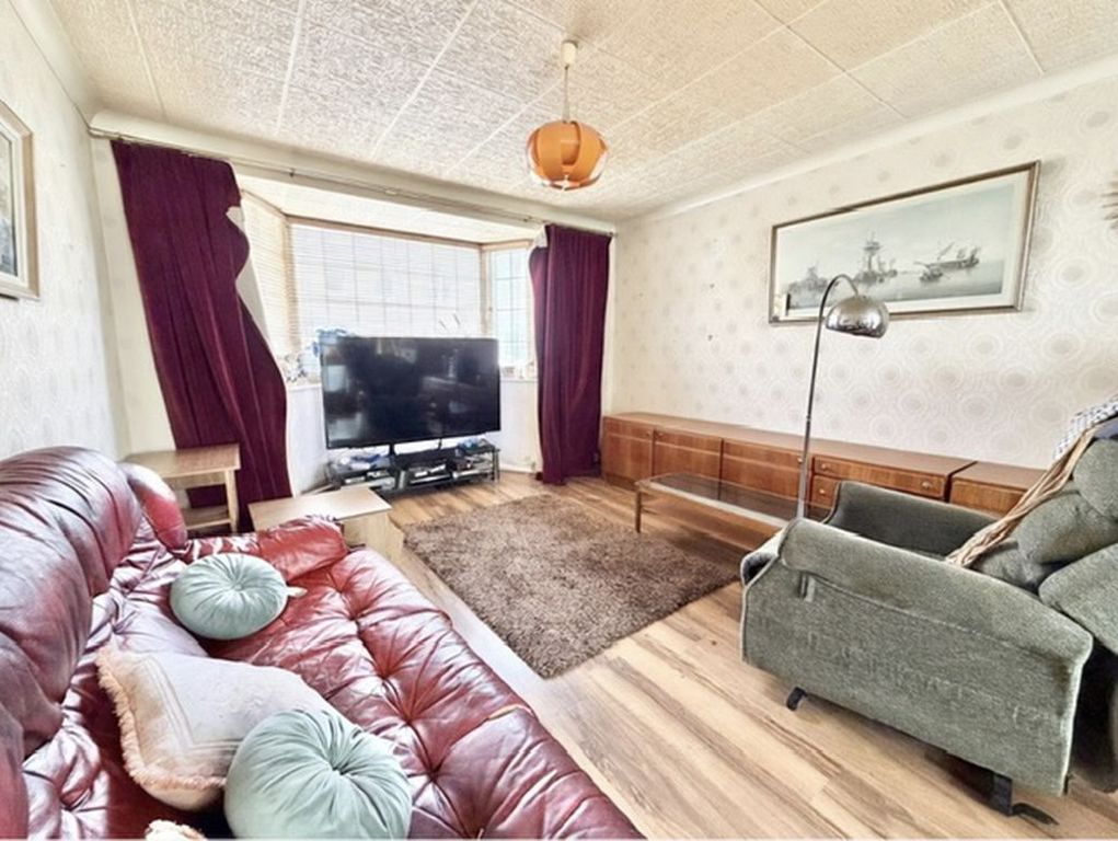 Property photo 3 of 13 Lounge