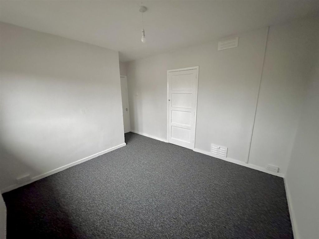 Property photo 3 of 13 Bedroom 1 (2/2)