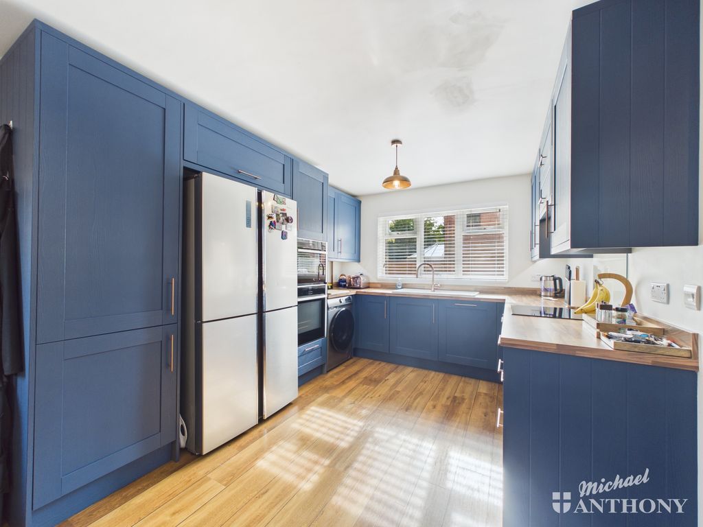 Property photo 3 of 17 Kitchen